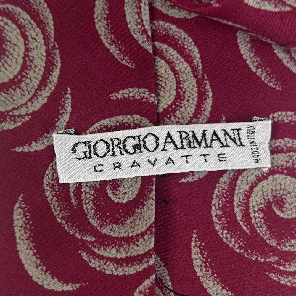 Giorgio Armani Cravatte Vintage Necktie Burgundy Swirl Geometric Silk 4 x 57